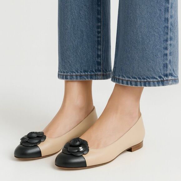 CHANEL Camelia Ballet Flat Size 38.5 CC Logo Leather Flower Round Toe Black Tan - Picture 2 of 14